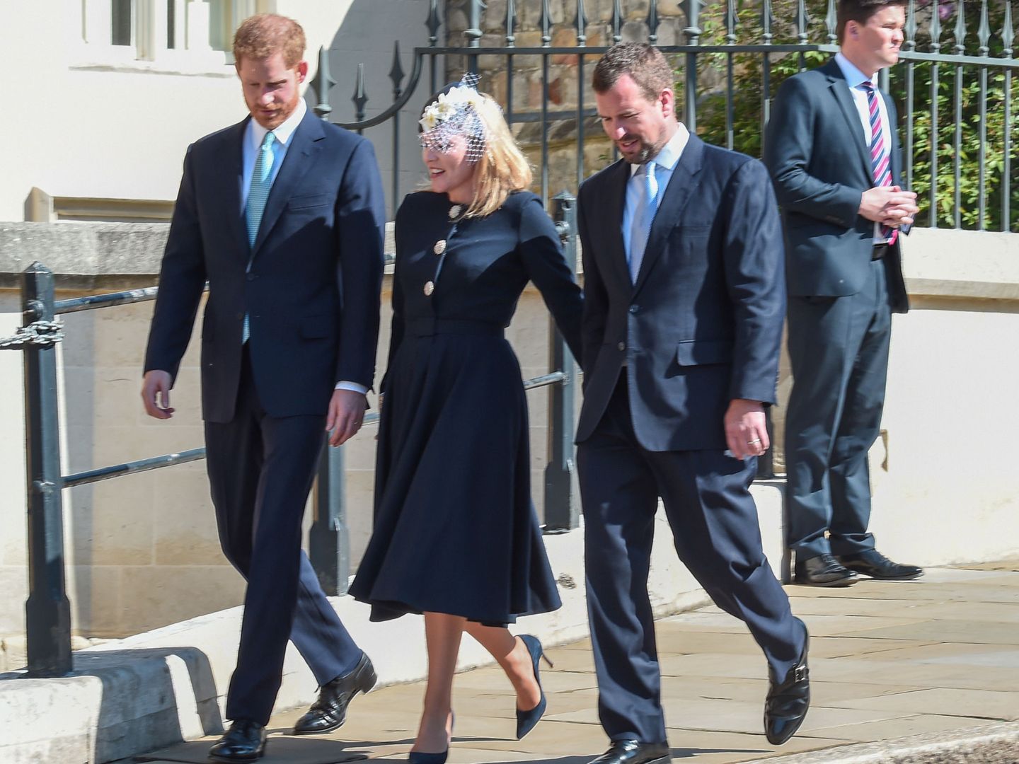 El príncipe Harry, Autumn Phillips y Peter Phillips llegando a la capilla de San Jorge. (Reuters)