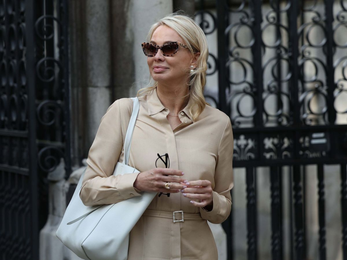 Foto: Corinna Larsen, a la salida del Tribunal Superior de Londres. (EFE/EPA/Neil Hall) 