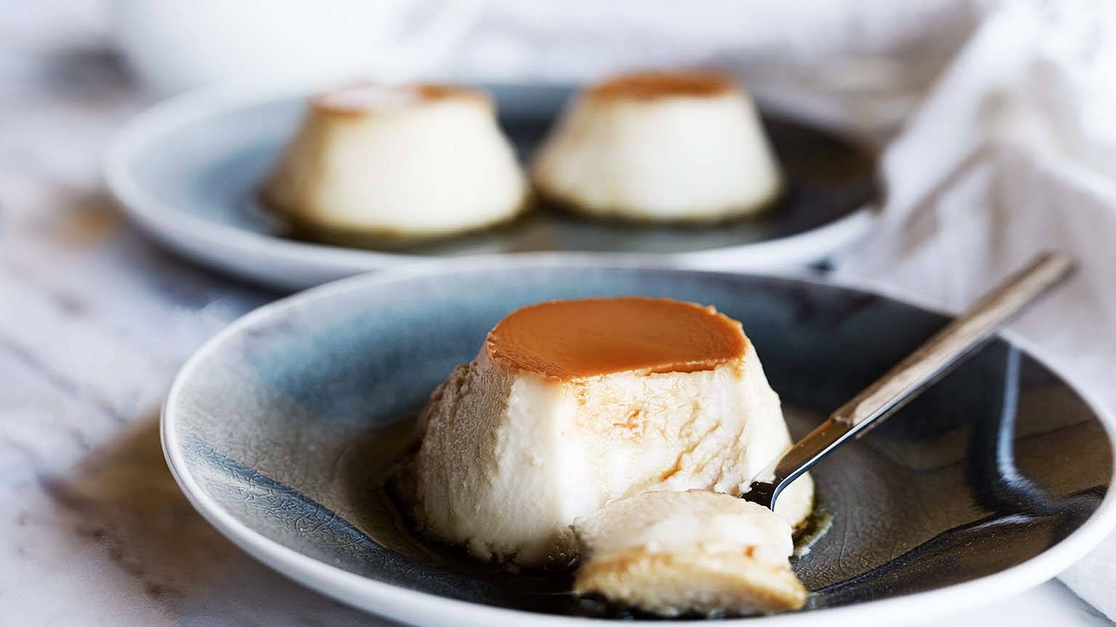 Foto: Prueba esta receta sencilla de flan de queso con caramelo. (Foto: Snaps Fotografía)