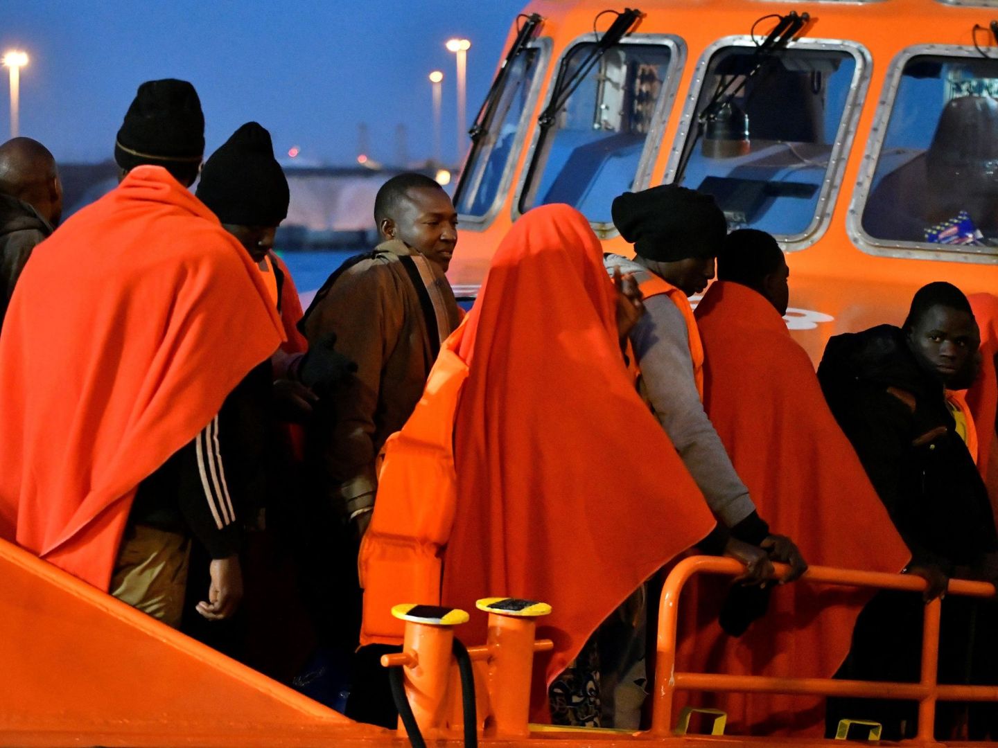 GRAF2388. ALMERIA, 25 12 2018.- Llegada al puerto de Almería de las 54 personas, entre ellas cuatro mujeres, que han sido rescatados por Salvamento Marítimo de una patera que ha sido localizada esta tarde en el mar de Alborán. EFE   Carlos Barba