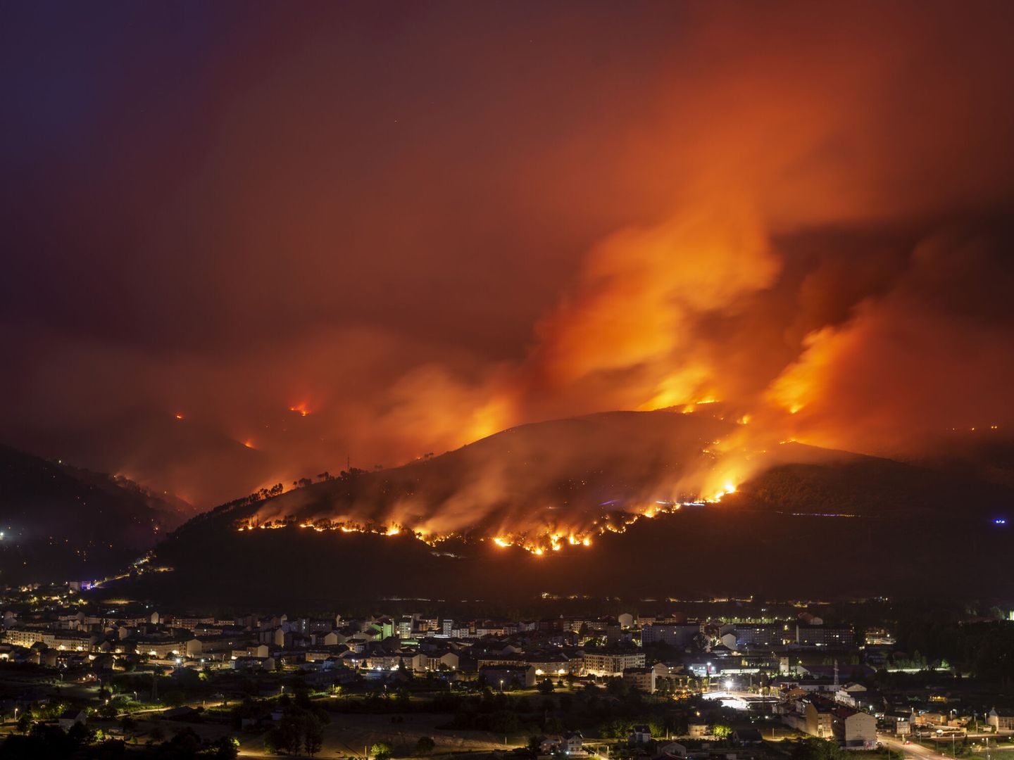 Incendio en O Barco de Valdeorras (Ourense). Foto: EFE Brais Lorenzo. 