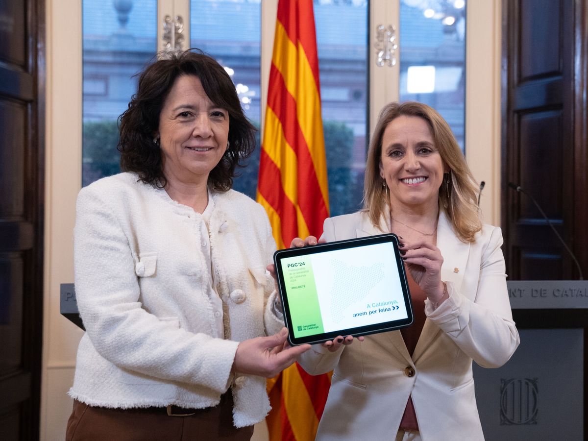 Foto: La 'consellera' de Economia de la Generalitat, Natàlia Mas (d), junto a la presidenta del Parlament, Anna Erra (i). (Europa Press/David Zorrakino)