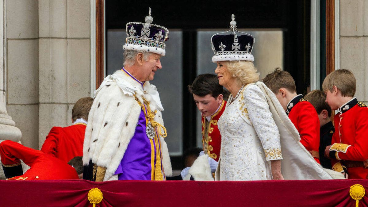 Carlos III, su túnica y el grito de "¡puedo volar!" o un llamativo lapsus: lo nunca visto de la coronación