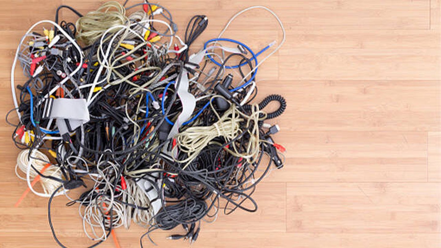 Es habitual almacenar cables que ni siquiera se sabe para qué sirven (iStock)