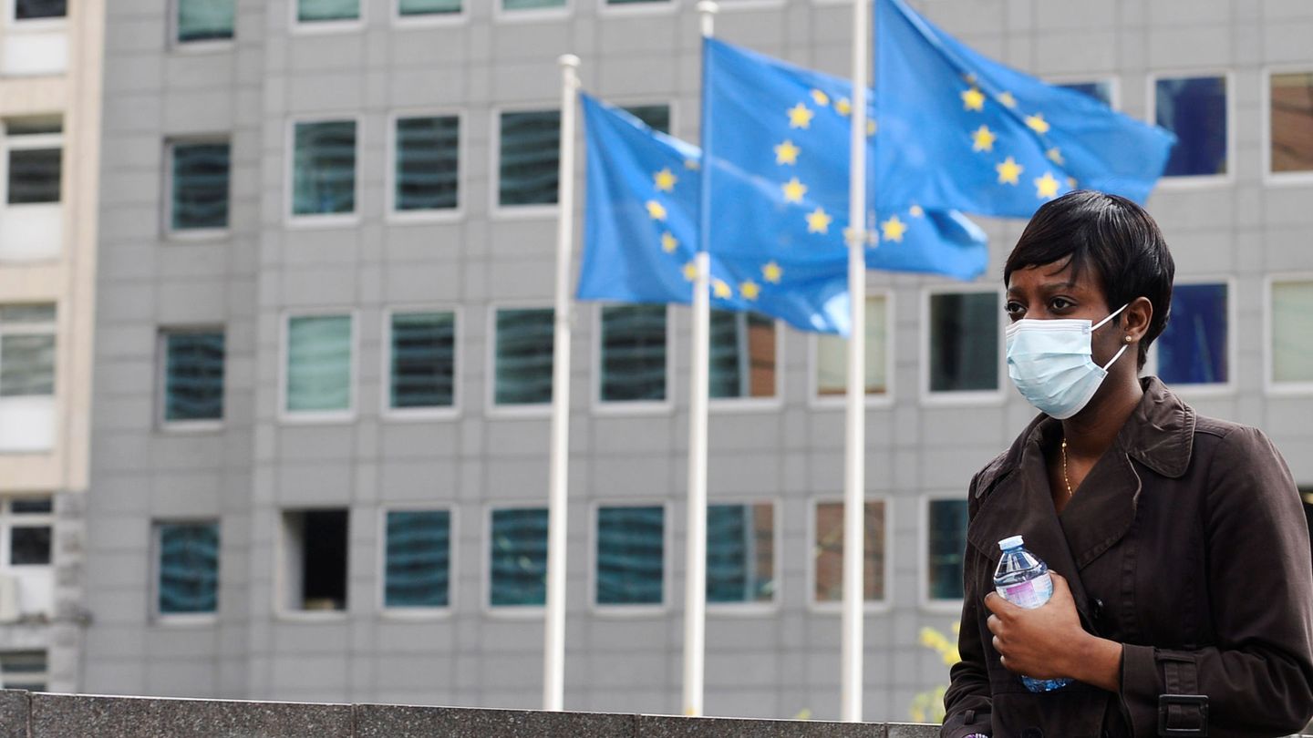 Una mujer con mascarilla cerca de la sede de la Comisión Europea en Bruselas. (Reuters)