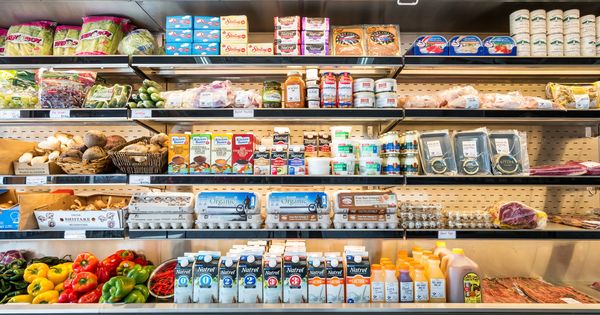 Foto: Alimentos refrigerados en el supermercado. (iStock)