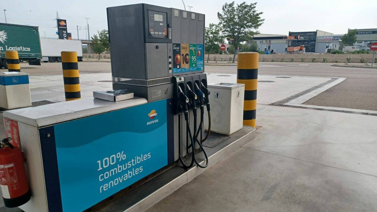 Surtidor de Repsol donde se publicita sus combustibles 100% renovables.