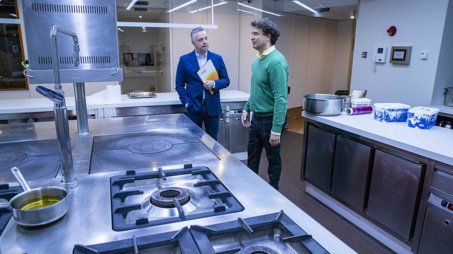 Jenero y Pepe Rodríguez en la cocine de El Bohío. (RTVE)