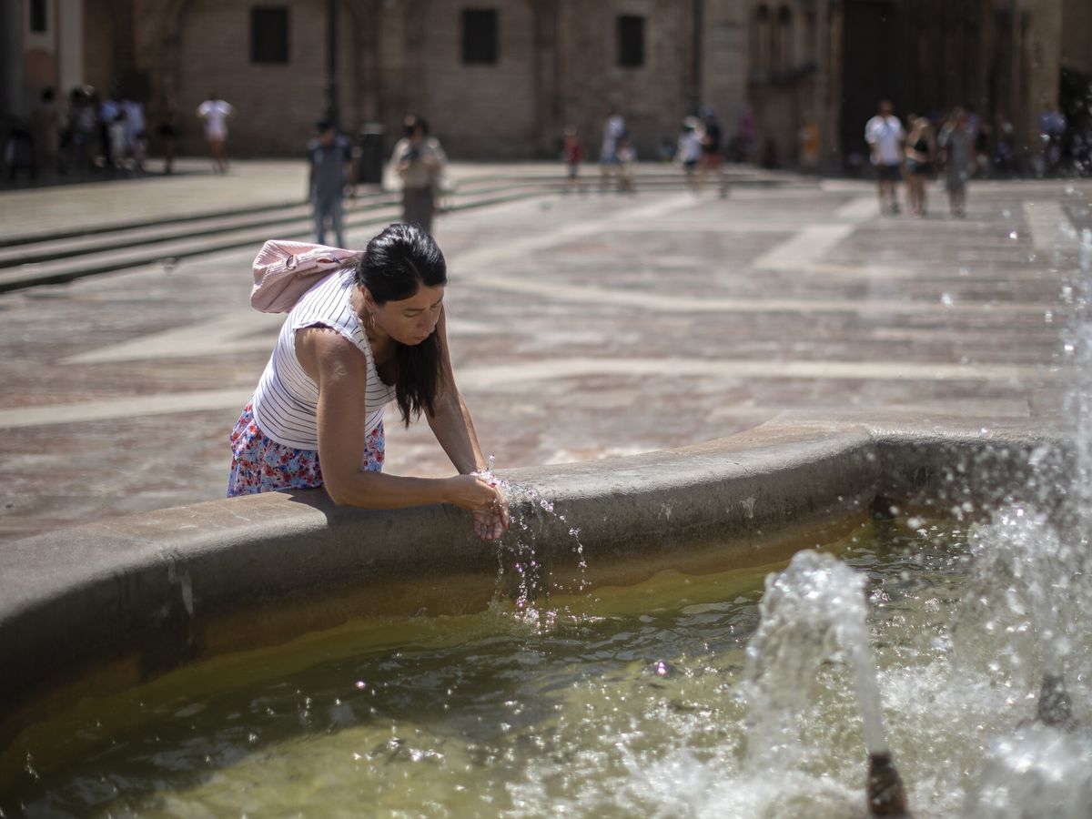 Foto: Una mujer se refresca en una fuente de Valencia. (EFE/Biel Aliño)