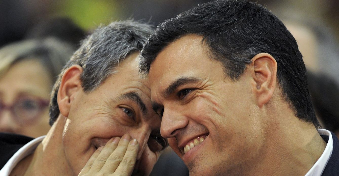 Zapatero y Sánchez hablan durante el mitin de Gijón. (Reuters)