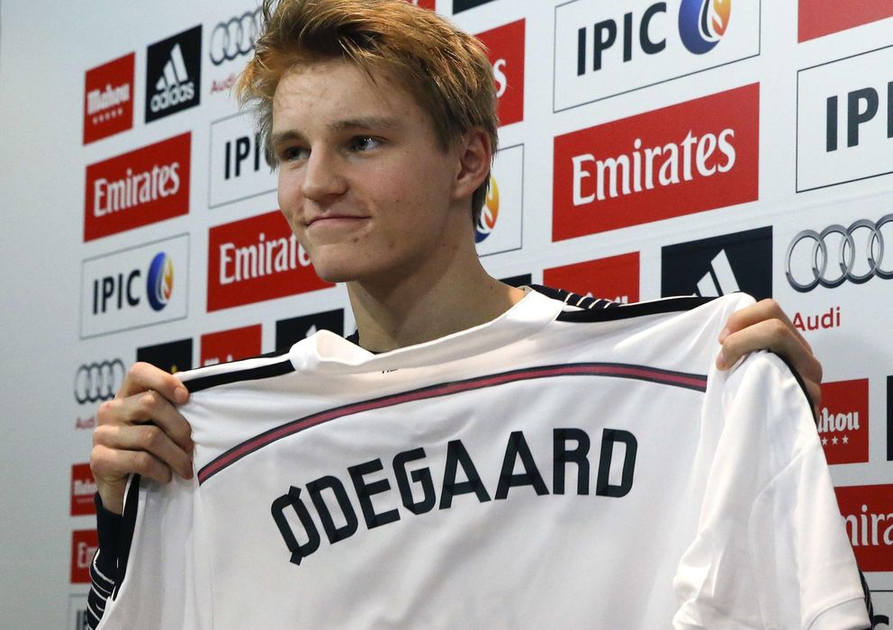 Foto: Odegaard posando con la camiseta del Real Madrid (Reuters).