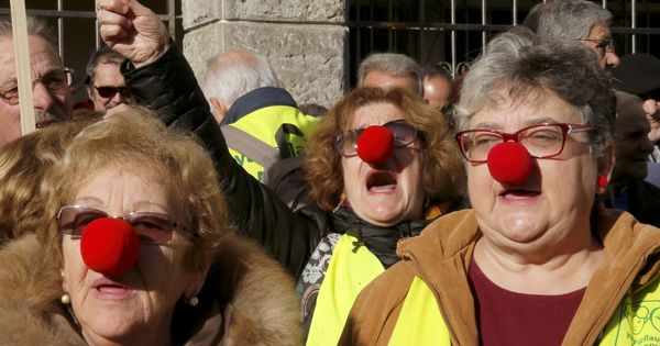 Foto: Un centenar de pensionistas protestan por las bajas pensiones que reciben en Santiago de Compostela. (EFE)
