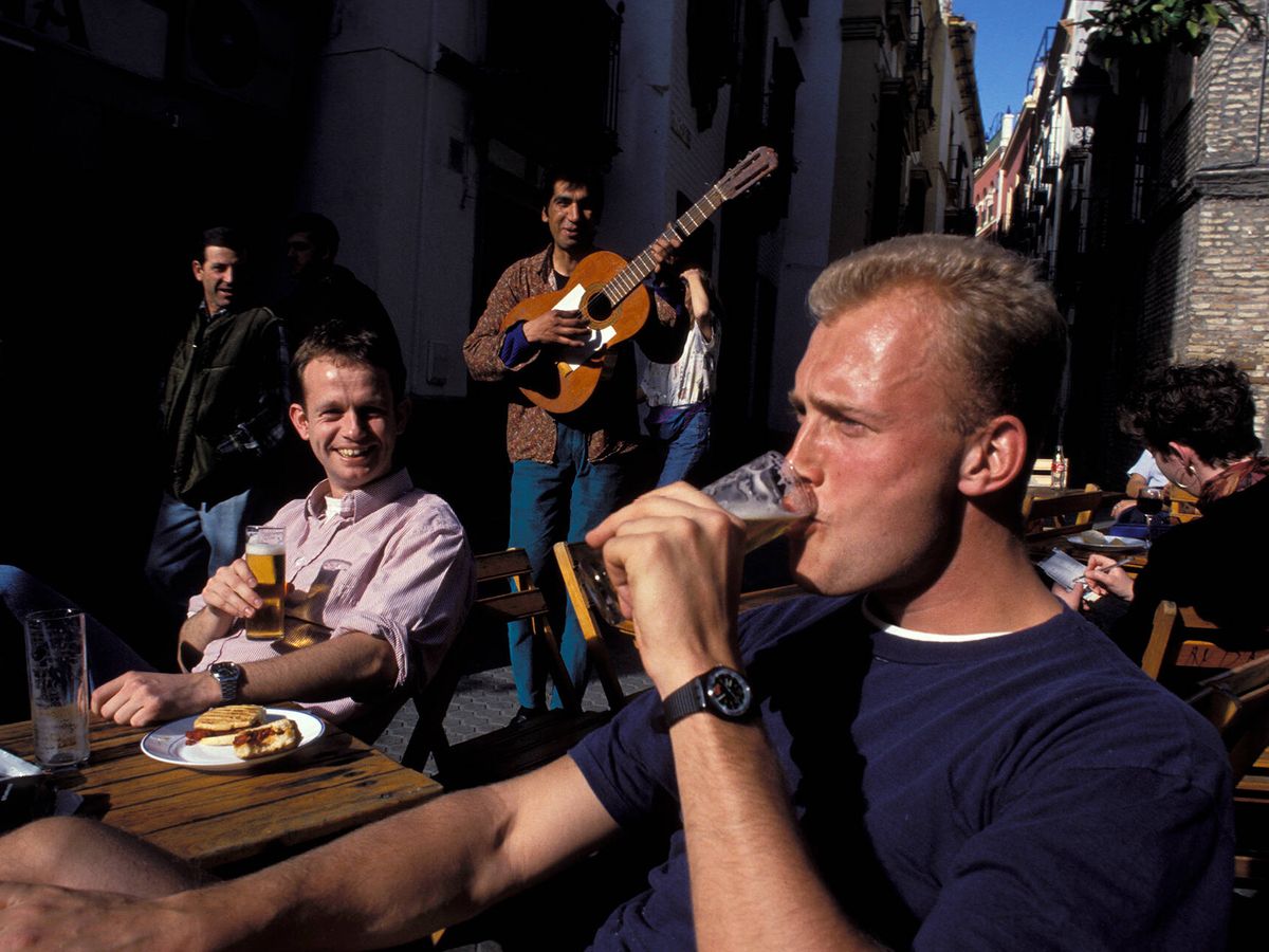Foto: Turistas toman cañas en Sevilla. (Getty/Cover/Carlos de Andrés)