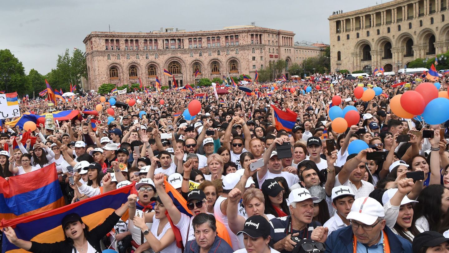 Partidarios del nuevo primer ministro armenio Nikol Pashinián celebran su victoria electoral en Ereván, el 8 de mayo de 2018. (EFE)