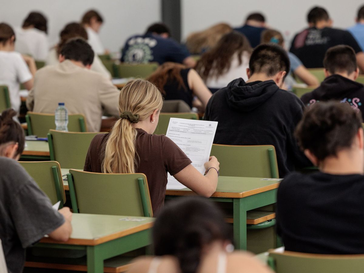 Foto: Alumnos durante el examen de acceso a la universidad  (EFE/Biel Aliño)