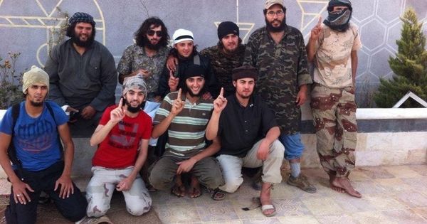 Foto: El yihadista apodado 'Kokito Castillejos' (c), exmarido de una de ellas, en una imagen con otros combatientes en Siria. 
