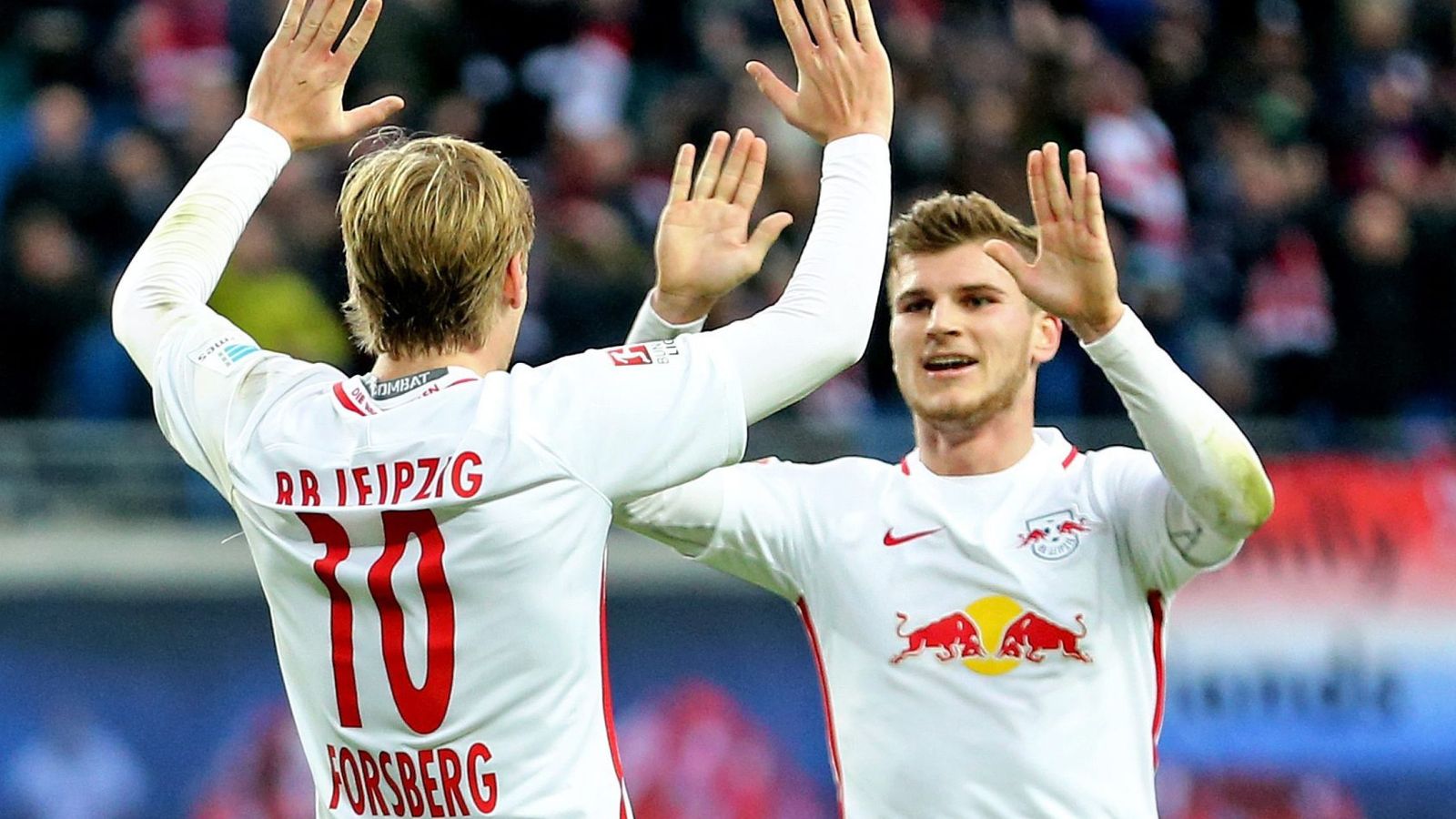 Foto: Emil Forsberg y Timo Werner celebran un gol de RB Leipzig al Mainz 05 (Jan Woitas/EFE-EPA)