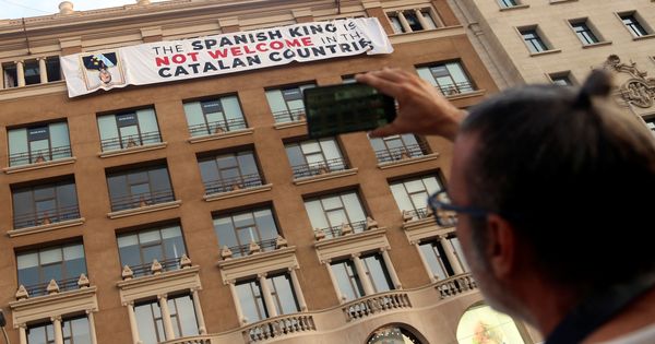 Foto: Plaza Cataluña amaneció con una pancarta contra el Rey Felipe VI. (Reuters)