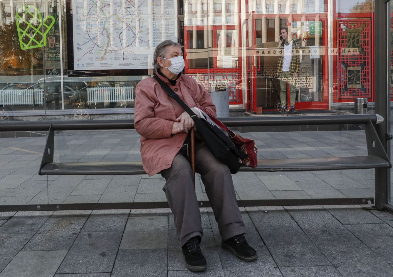 Una mujer, en una parada de autobús en Moscú. (Reuters)