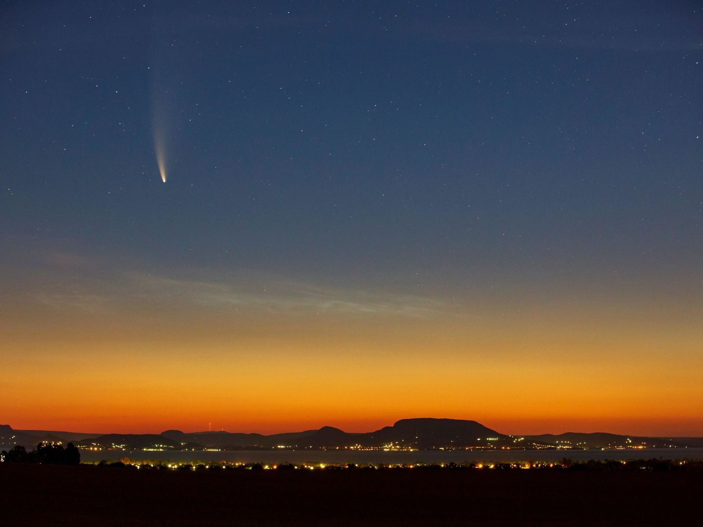 El cometa Neowise sobrevuela Hungría. (EFE)