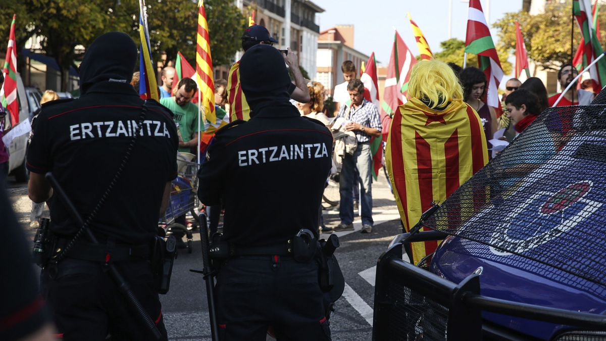 Agentes de la Ertzaintza expresan su apoyo a Trapero y aplauden a los mossos por el 1-O