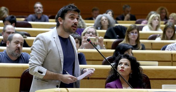 Foto: El portavoz de Podemos en el Senado, Ramón Espinar, durante su intervención en una sesión de control al Gobierno. (EFE)