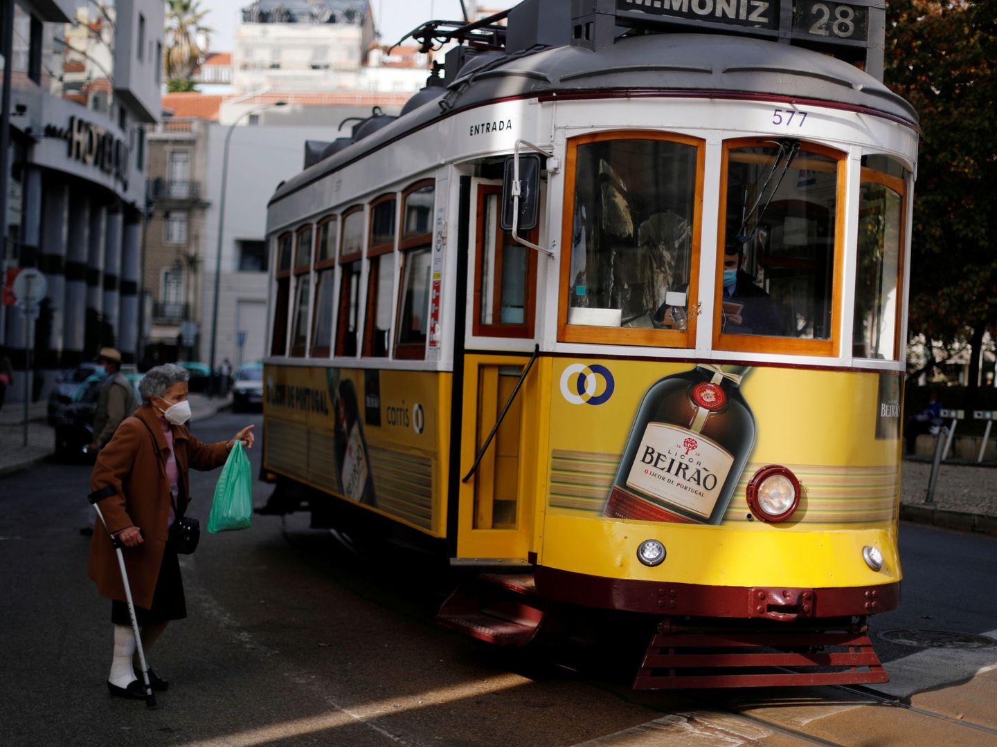 Una mujer coge un tranvía en Lisboa. (Reutes)