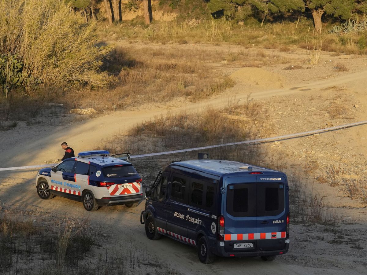 Foto: Agentes de los Mossos d'Esquadra establecen un control policial en  Tarragona. (Enric Fontcuberta/EFE)