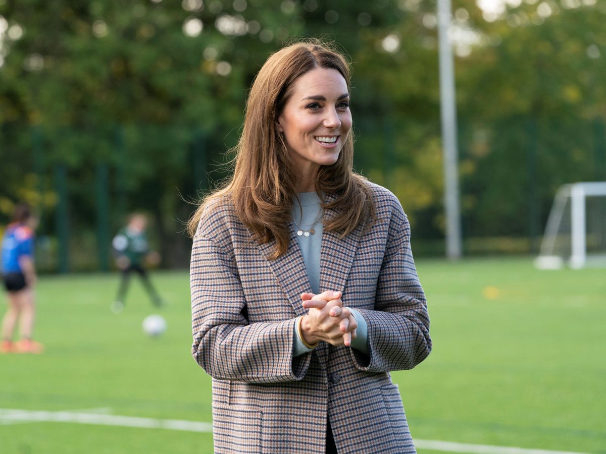 Foto: Kate Middleton, con un abrigo y un jersey de Massimo Dutti. (Reuters)