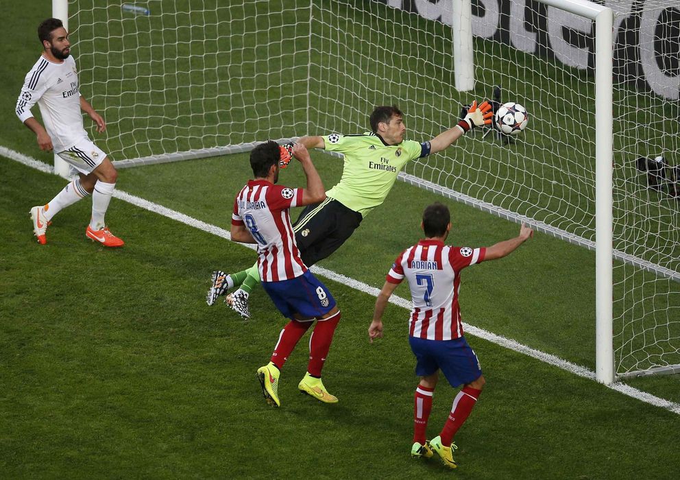 Foto: Iker Casillas no pudo salvar el gol de Godín (Reuters).