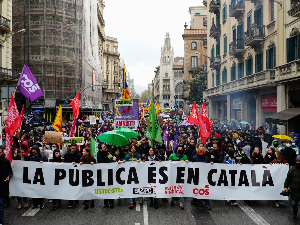 Foto: Manifestación en Barcelona por la inmersión lingüística. (EFE/Enric Fontcuberta)
