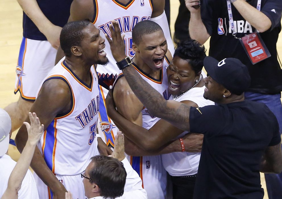 Foto: Kevin Durant y Westbrook celebran la victoria ante los Clippers (Reuters).