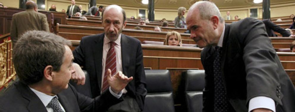 Foto: Zapatero aparece por sorpresa en el Congreso pero se esconde tras Jáuregui