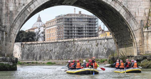 Foto: Aficionados practicando deportes acuáticos en el río Tiber, Roma. (EFE)