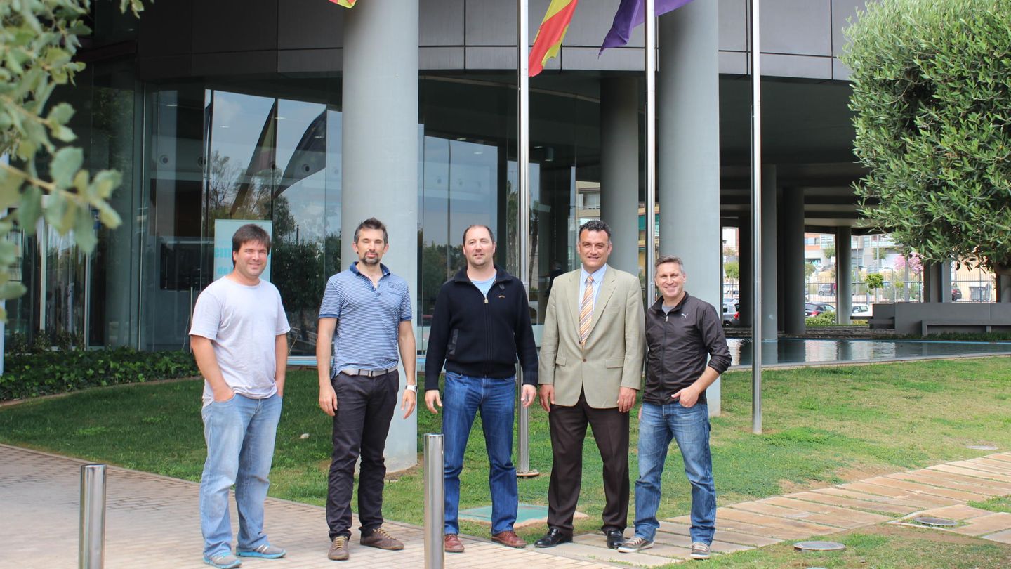 Alejandro García, José Tejada, Raúl Babí, Joan Miquel Masses y Juan Vicente Sabater, los ingenieros que han promovido la propuesta para atraer a Tesla a Paterna. (EC)