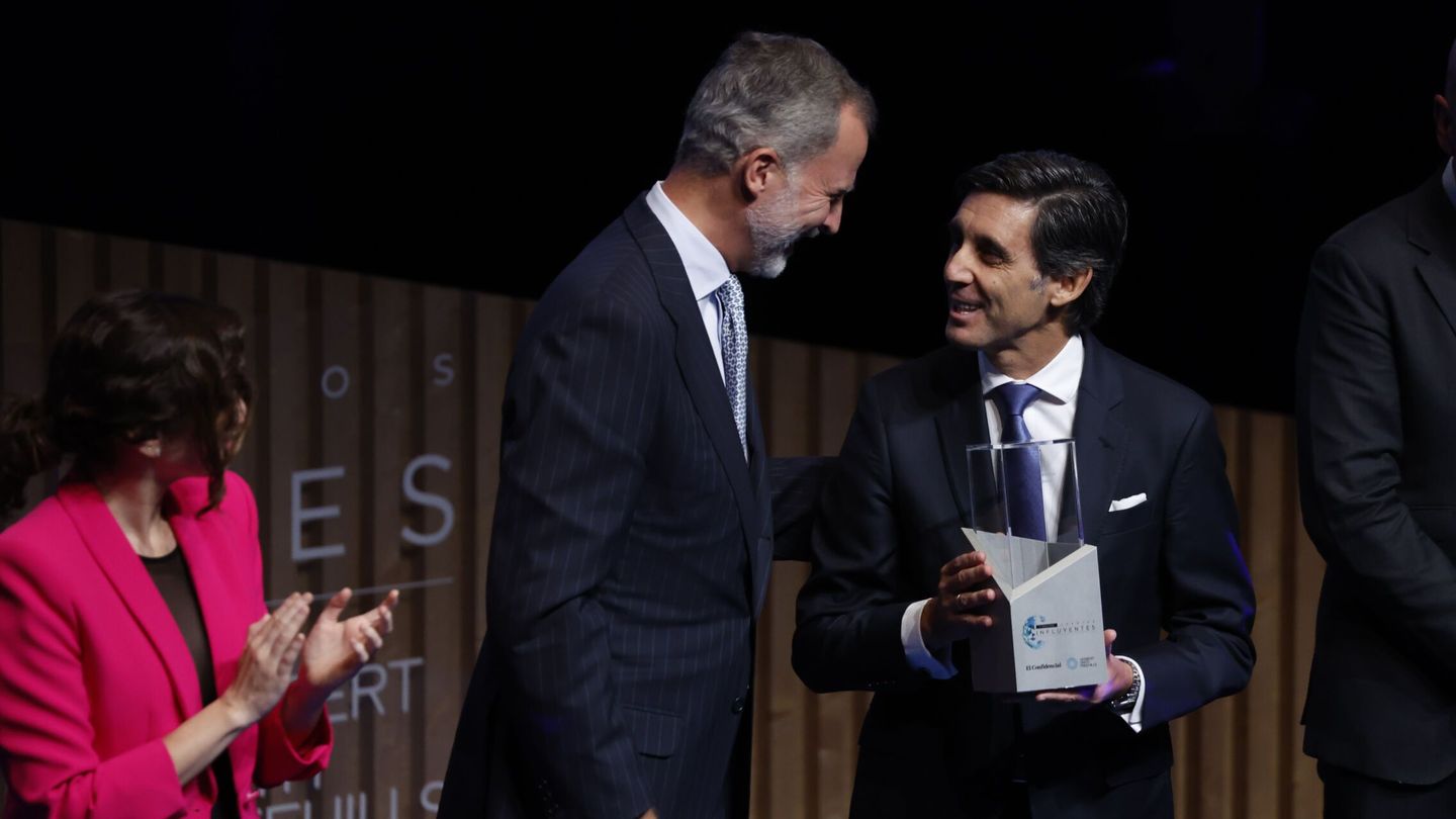 El rey Felipe VI (c) entrega el Premio Empresa al presidente de Telefónica, José María Álvarez-Pallete (d), durante la gala de entrega de la V edición de los Premios Influyentes, este martes en el museo Reina Sofía de Madrid. (EFE/Juanjo Martín)