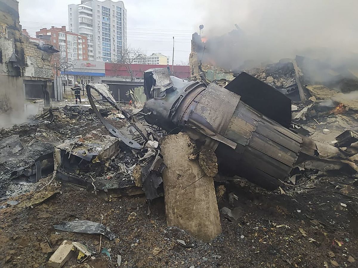 Foto: Bombardeos sobre Chernígov. (EFE/EPA/Servicios de Emergencia)