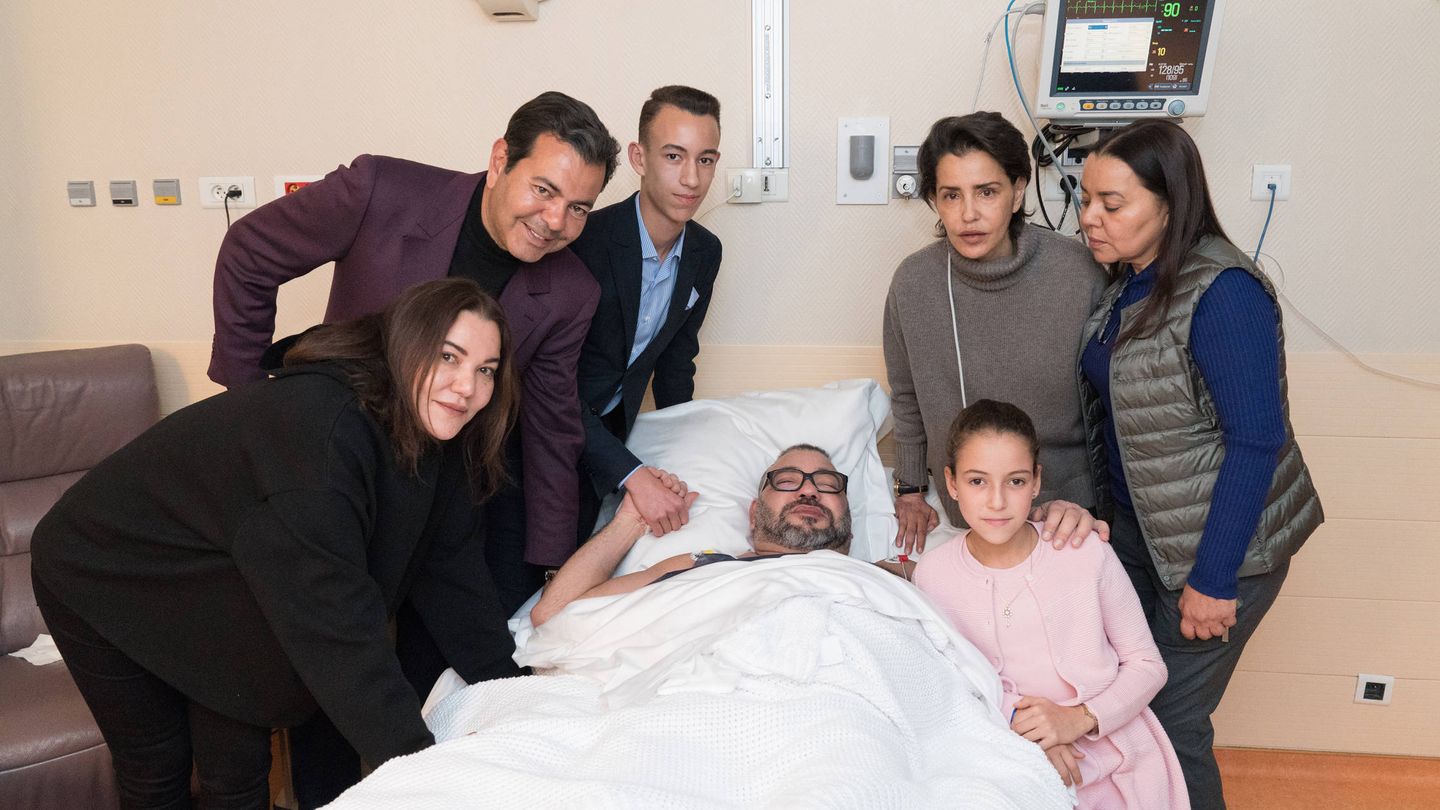 Mohamed VI de Marruecos rodeado por sus hijos, su hermano y sus hermanas en la clínica Ambroise Paré de París tras haber sido operado. (MAP)