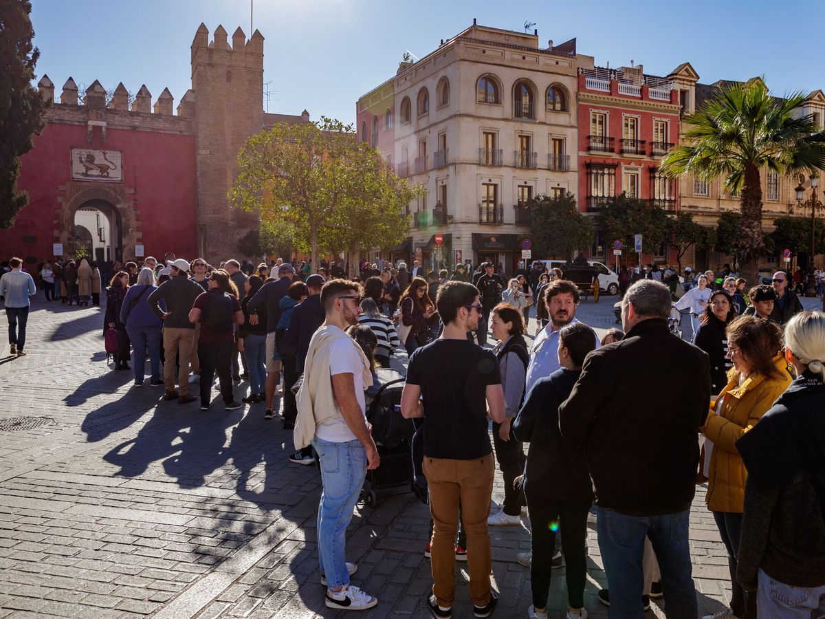 Foto: Decena de turistas en Sevilla. (EFE/Julio Muñoz)