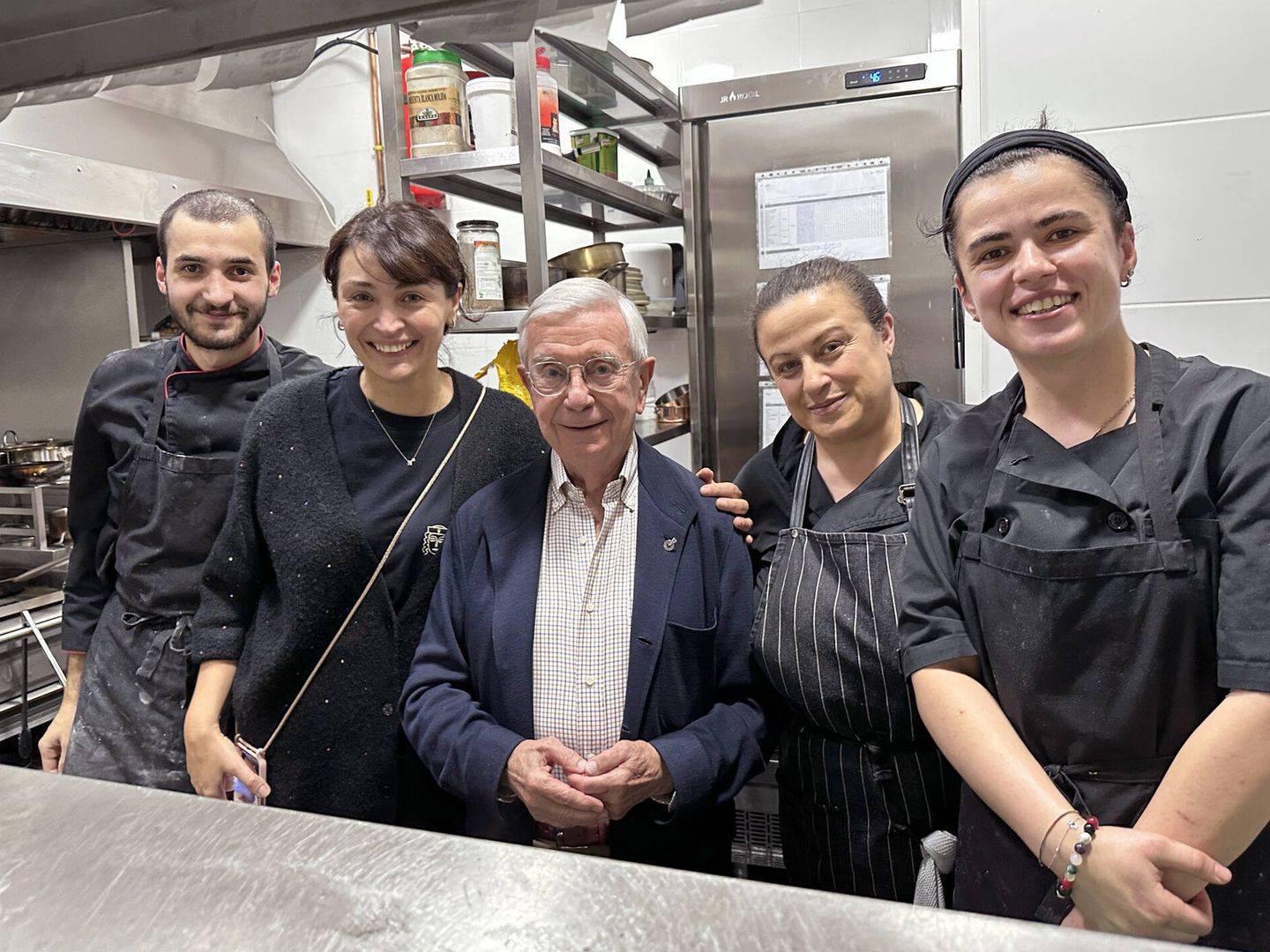 Rafael Ansón con el equipo del restaurante georgiano Nunuka, en Madrid. (Rafael Ansón)