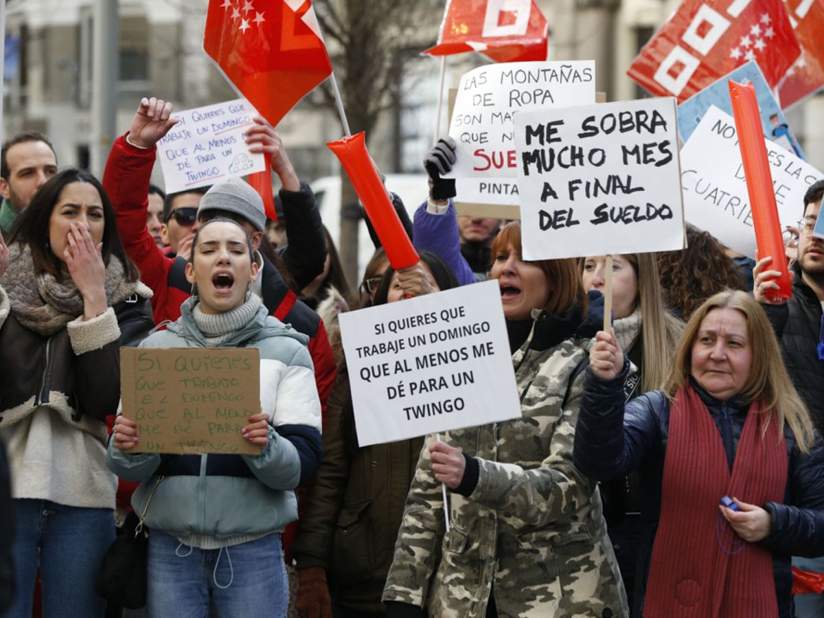 Foto: Una protesta de trabajadores de Primark en Madrid. (EFE/Alejandro López)
