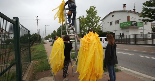 Foto: Otra de las convocatorias para colocar lazos amarillos de los CDR, esta en Granollers. (Reuters)