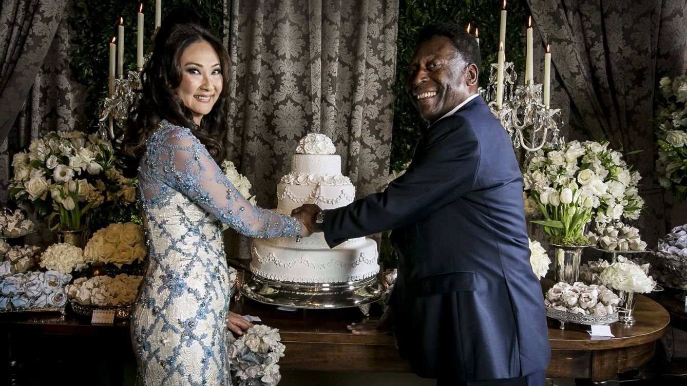 Foto: Pelé y Marcia Cibele Aoki ya convertidos en marido y mujer (EFE)