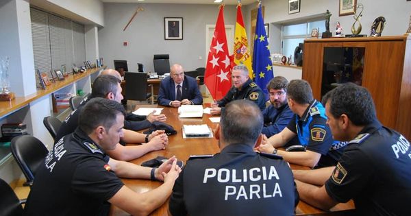 Foto: El alcalde de Parla (al fondo) con responsables de la Policía Local.
