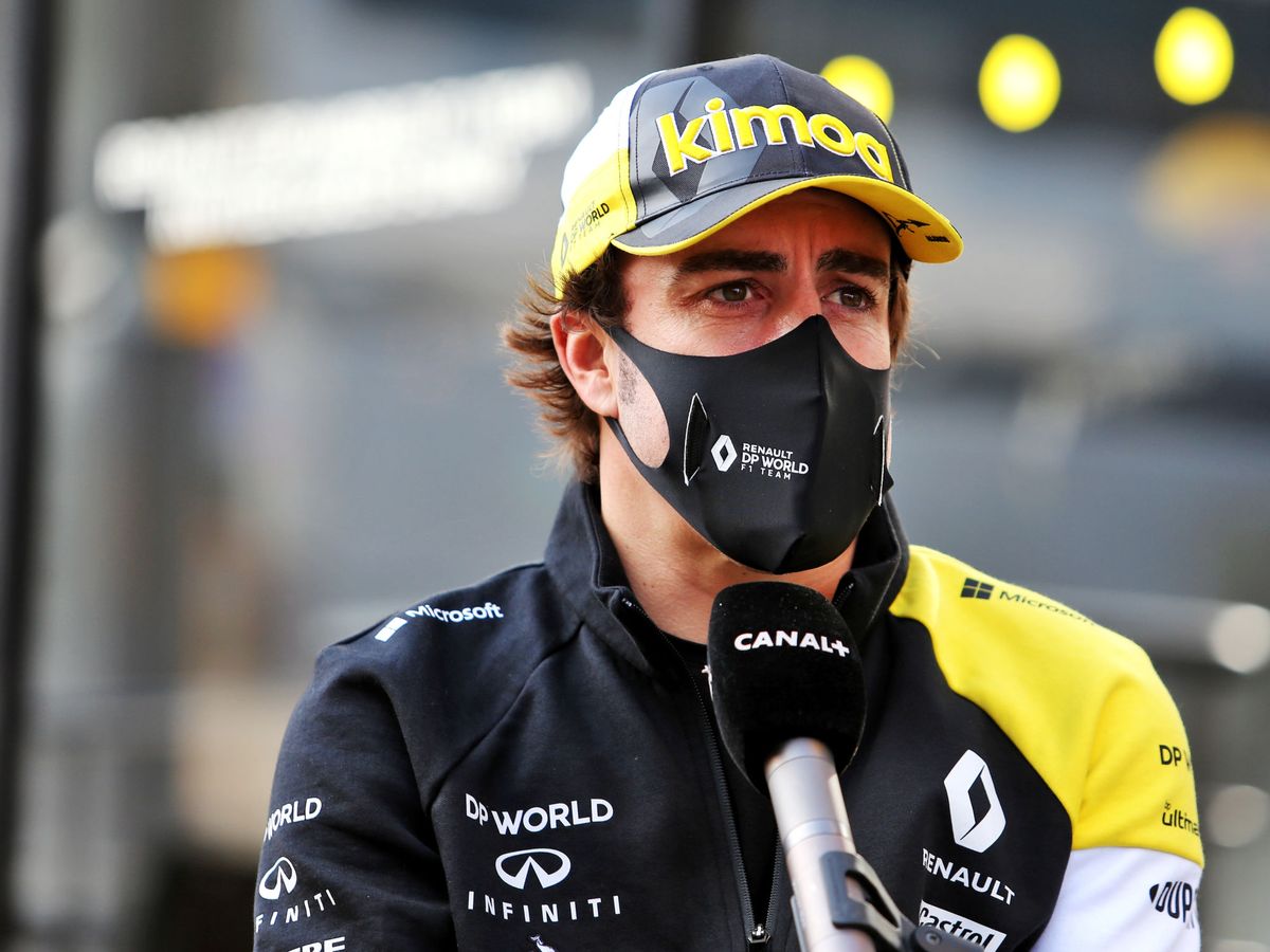 Foto: Fernando Alonso estuvo en Imola integrado en el trabajo al minuto de Renault en el GP de Emilia Romagna (REUTERS)