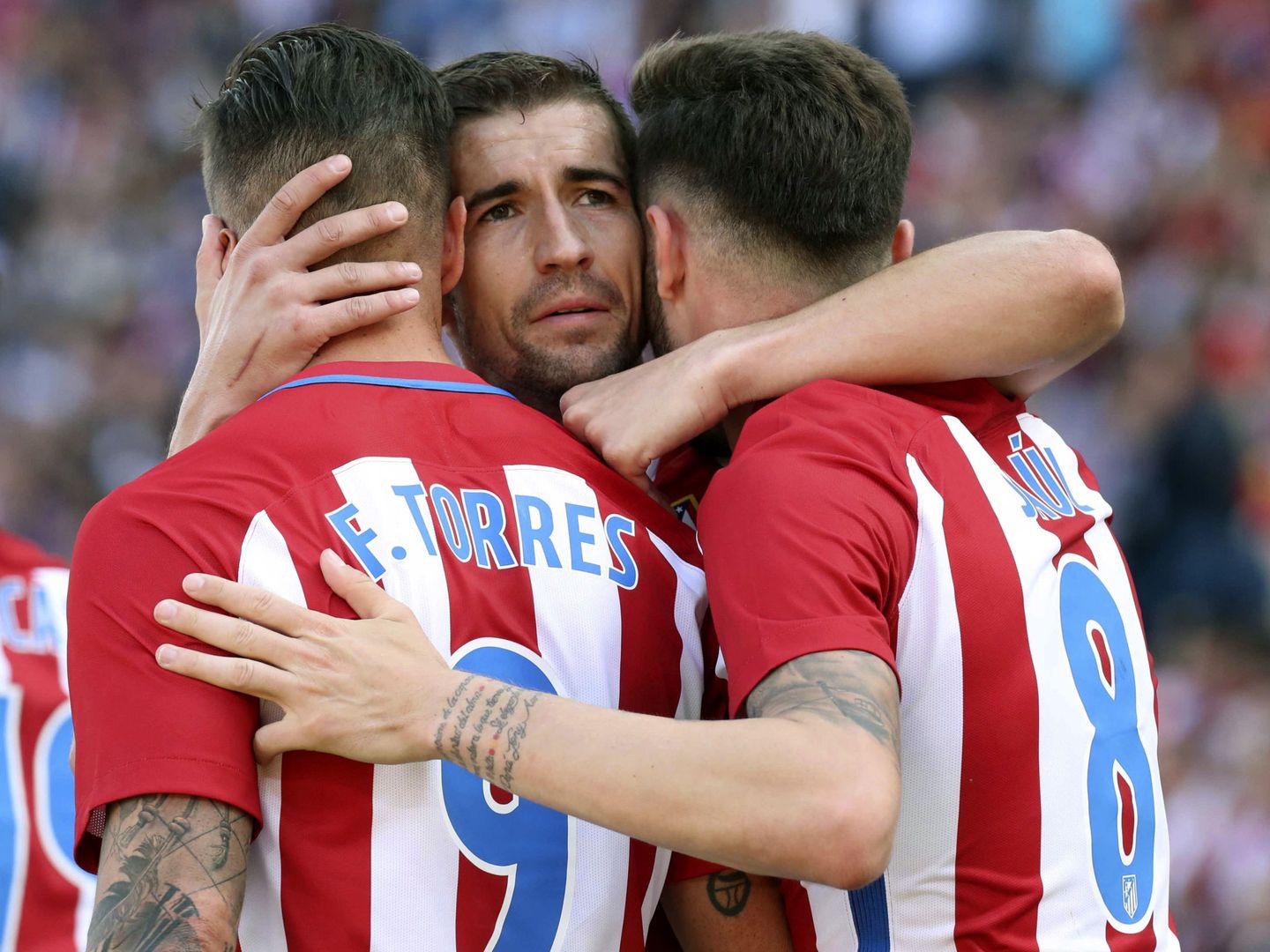 Gabi se abraza a Fernando Torres y Saúl. (Efe)