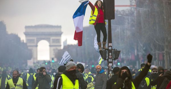 Foto: Foto de manifestantes con chalecos amarillos en los Campos Elíseos de París. (EFE)