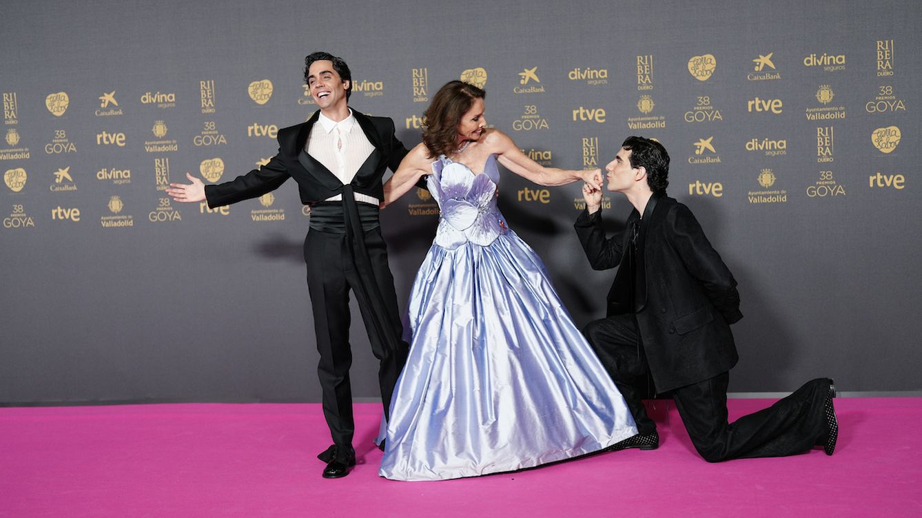 Foto: Ana Belén junto a Javier Ambrossi y Javier Calvo a su llegada a la Alfombra Roja de la 38ª gala de los Premios Goya. (Limited Pictures)