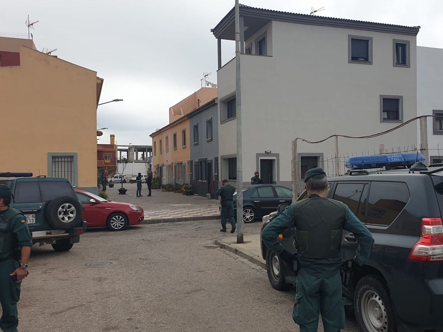 Agentes de la Guardia Civil en la Línea de la Concepción( Cádiz), en el marco de la operación 'Dismantle'. Foto: Efe