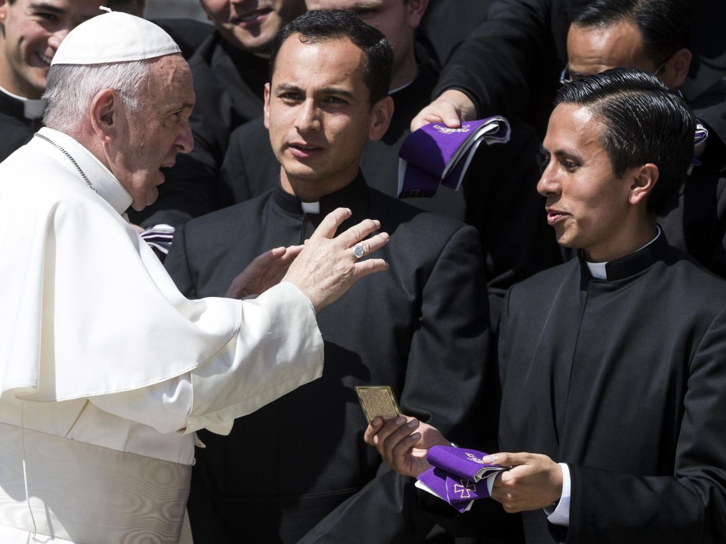 El papa Francisco conversa con sacerdotes durante la audiencia general semanal en el Vaticano. (EFE)